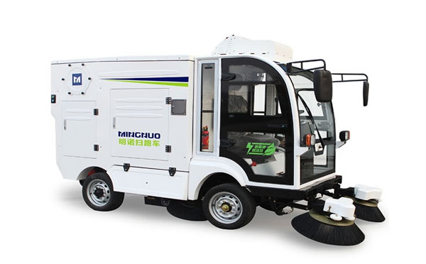 白碱滩四轮扫路车MN-S1800配备240L标准垃圾桶